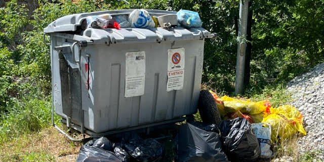 I residenti di Cavrenno (Firenzuola) sono furiosi per il mancato servizio di raccolta dei rifiuti