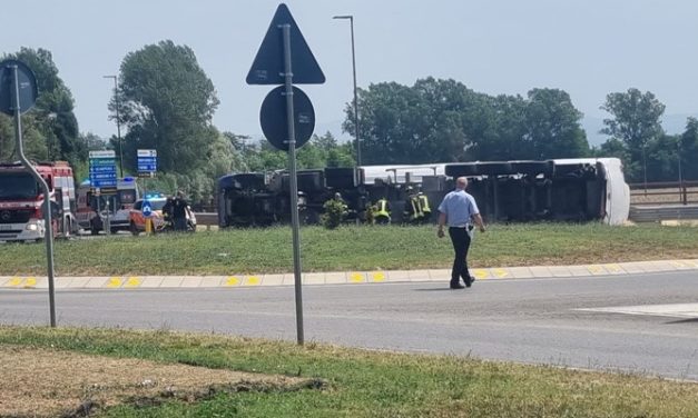 Interviene il pegaso per l’autista del bilico ribaltato a San Piero