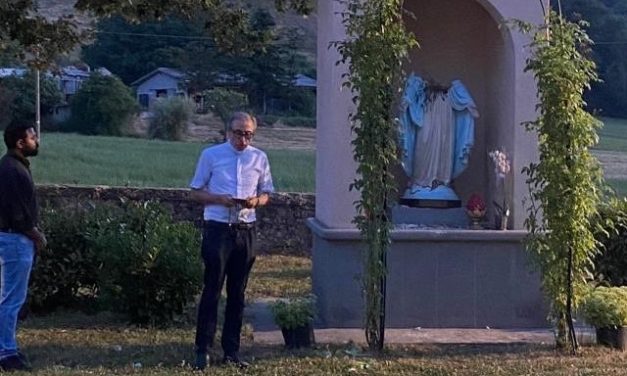 Una preghiera degli abitanti di Olmi davanti al tabernacolo vandalizzato