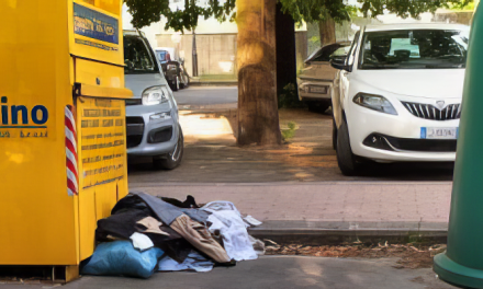 Abbandono di indumenti presso punti di raccolta: le foto-denuncia di un lettore a Scarperia e San Piero