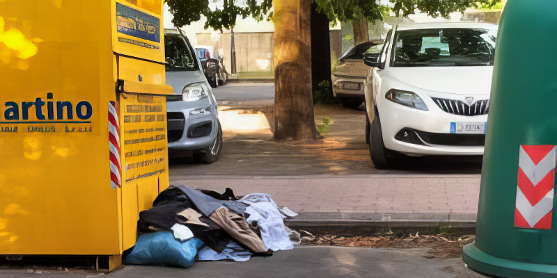 Abbandono di indumenti presso punti di raccolta: le foto-denuncia di un lettore a Scarperia e San Piero