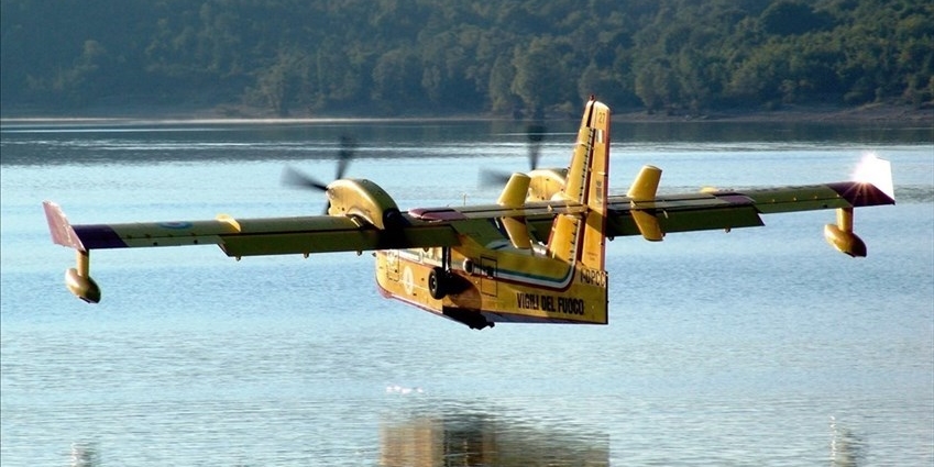 Incendi a Brisighella. Canadair in azione si riforniscono sul Lago di Bilancino