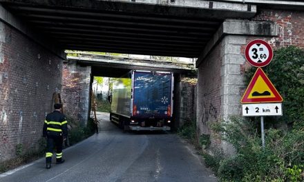 Camion incastrato sotto il ponte della Ferrovia per Luco. Errore del navigatore provoca intervento dei Vigili del Fuoco