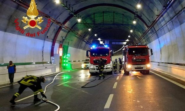 Autostrada A1. Incendio nei pressi della galleria S. Lucia. Vigili del Fuoco sul posto