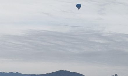 La foto del giorno – Una mongolfiera sorvola Borgo San Lorenzo
