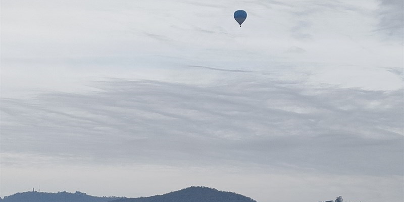 La foto del giorno – Una mongolfiera sorvola Borgo San Lorenzo