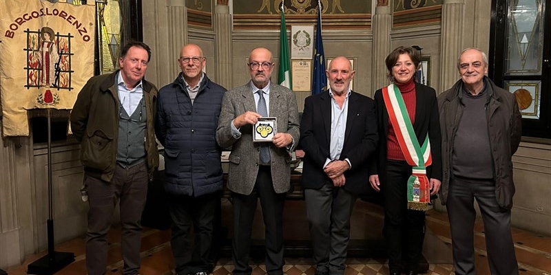 Borgo. Riconoscimento al Dott Dettori, consegnata opera Chini