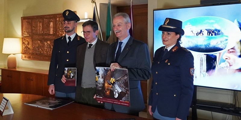 Il Questore Maurizio Auriemma presenta a Firenze il calendario 2024 della Polizia di Stato