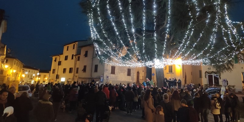 Illuminato l’albero di natale sul Poggio a Borgo San Lorenzo