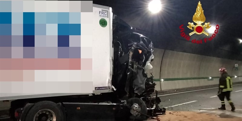 Incidente stradale in galleria A1 tra mezzi pesanti: Intervento dei Vigili del Fuoco