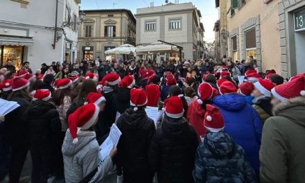 Performance di canti natalizi in Piazza Cavour