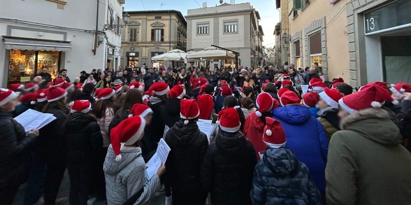Performance di canti natalizi in Piazza Cavour