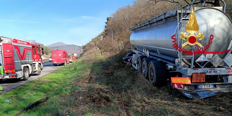 Mobilità – A1 incidente a un mezzo pesante adibito al trasporto di acido cloridrico