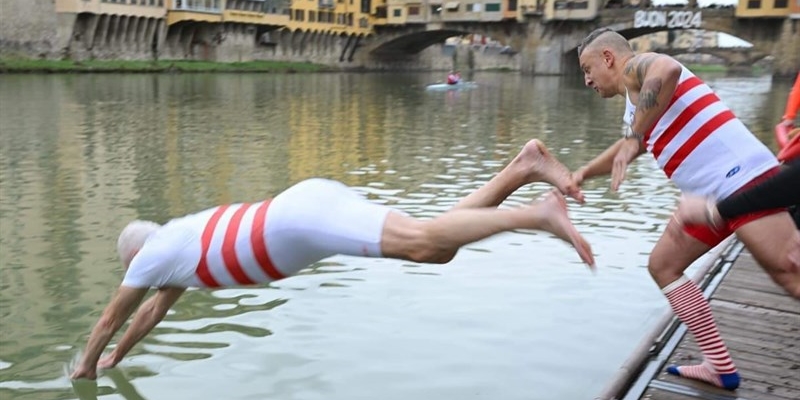 Ritorna la tradizione del tuffo in Arno del Presidente Giani. Video