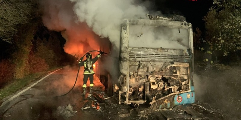 Viaggiavano 15 persone sul pullman incendiato – Era diretto a Borgo San Lorenzo