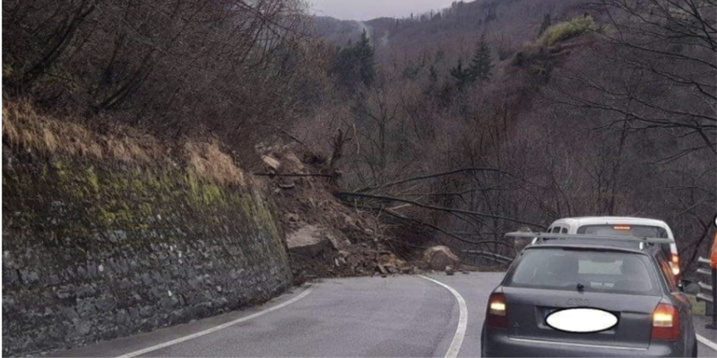 PRATO – Tratto strada 325 tra Sassetta e Montepiano interrotta per frana