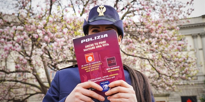 8 marzo 2024: Polizia di Stato e commercianti fiorentini insieme contro la violenza sulle donne