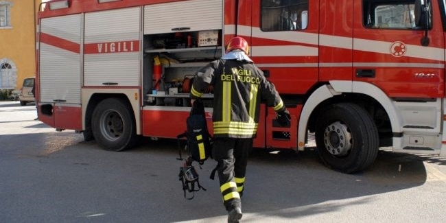 Auto a fuoco in Piazza Gramsci a Borgo San Lorenzo: intervento dei Vigili del Fuoco