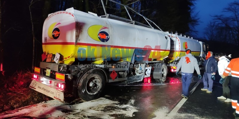 Cisterna di gasolio ribaltata al Passo della Futa. Rimosso il mezzo, strada ancora chiusa – le foto