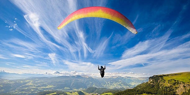 Duecento parapendii e deltaplani in volo sul Monte Grappa – Al via il Trofeo 2024