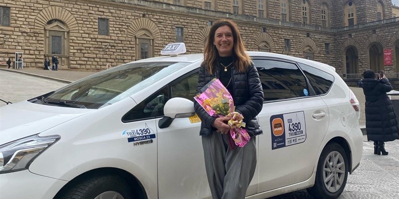 Festa della donna, poesie a bordo del 4390 Taxi Firenze