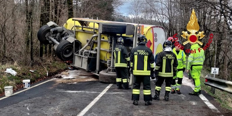 Incidente al passo della Futa: Cisterna di gasolio si ribalta
