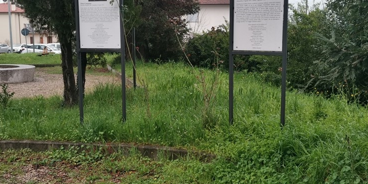 L’abbandono della stazione ferroviaria e l’incuria dei giardini
