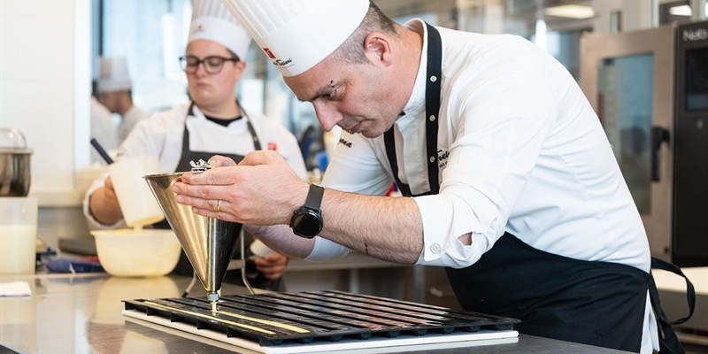 Mario Ragona: Un viaggio di successo tra pasticceria, TV e insegnamento