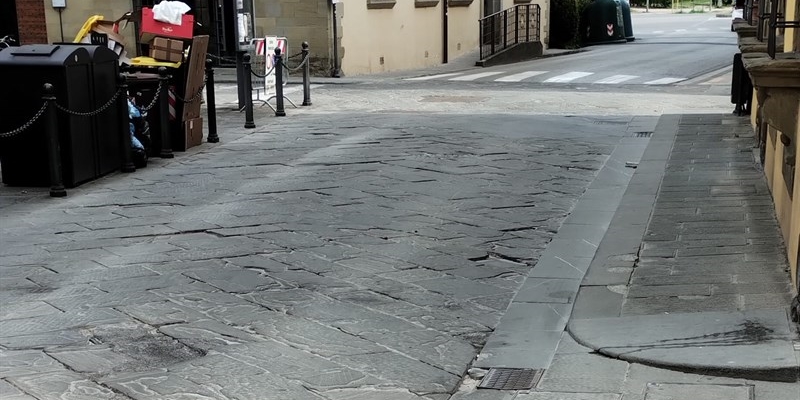 Borgo San Lorenzo – Piazza Garibaldi e davanti alla Pieve salta il lastricato