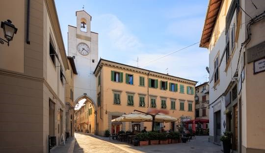 Borgo San Lorenzo – Un uomo in stato di agitazione danneggia un negozio e minaccia una dipendente