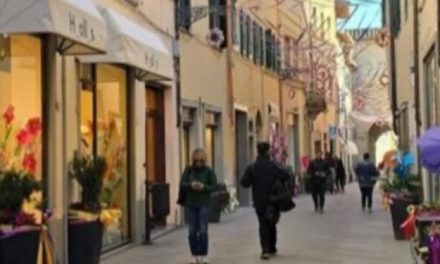 Borgo San Lorenzo – Via Mazzini si veste di primavera: un tripudio di colori nel cuore del centro storico