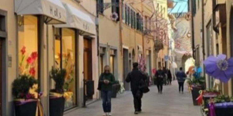 Borgo San Lorenzo – Via Mazzini si veste di primavera: un tripudio di colori nel cuore del centro storico
