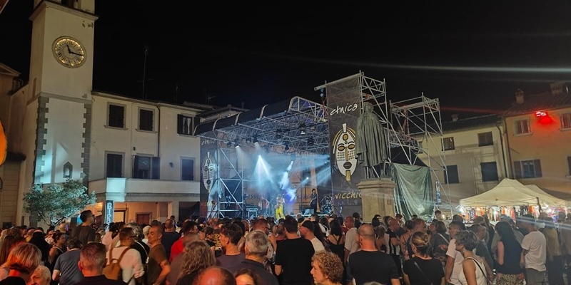 Il ritmo dei “Rumba de bodas” ha fatto ballare piazza Giotto