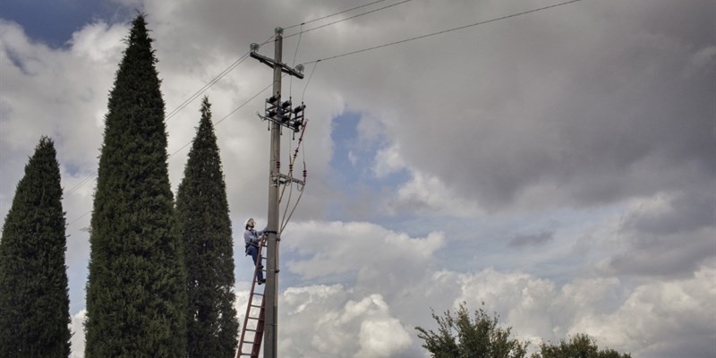 Vaglia e Borgo S. Lorenzo – Lavori di deramificazione e taglio piante nei pressi delle linee elettriche a Polcanto e dintorni