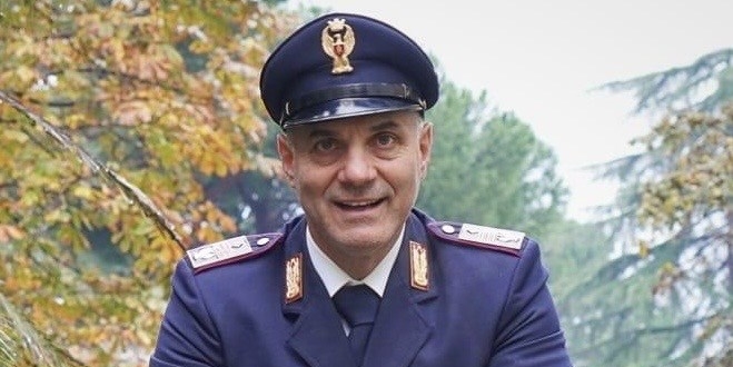 Brutto incidente in Fi-Pi-Li Adriano, poliziotto “eroe” libero dal servizio estrae dalle lamiere e salva una donna