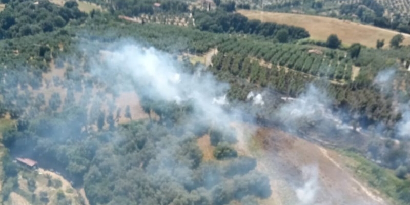 Oltre l’incendio di Montebeni – Ieri giornata intensa per gli operatori dell’antincendio – LE FOTO