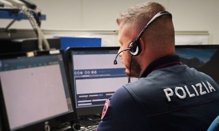 Auto con ruota a terra? Prestate sempre attenzione ai soccorsi improvvisati da sconosciuti in posti isolati, sottolinea la Polizia di Stato!