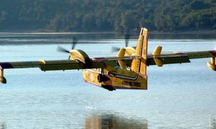 Canadair dei Vigili del Fuoco effettua rifornimento idrico a Bilancino per combattere un incendio a Reggello