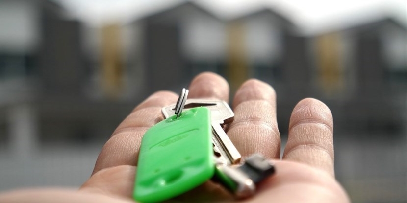 Domenica calda in un condominio. Litiga con la compagna e devasta il palazzo