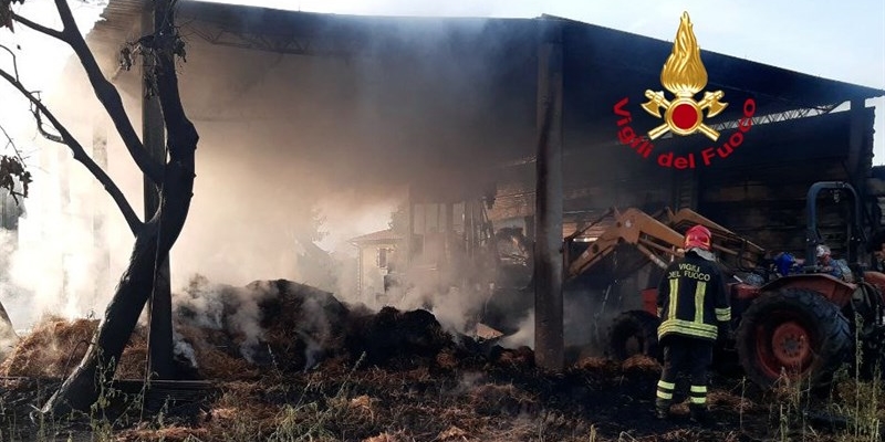Incendio di rotoballe nella notte. Pronto l’intervento dei Vigili del Fuoco