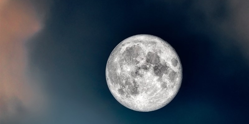 Occhi puntati al cielo stasera, c’è la Superluna dello Storione. Ecco come e quando osservarla