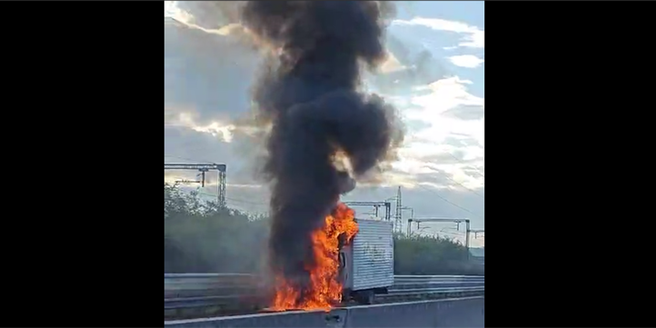 Furgone prendo fuoco in A1, alte fiamme e traffico in tilt questa mattina in Valdarno: IL VIDEO DI UN LETTORE