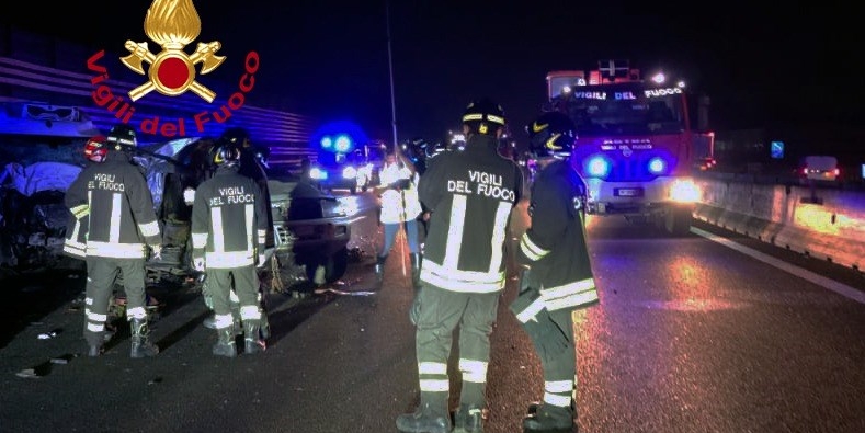 incidente sull’A1. Coinvolti tre mezzi pesanti, un furgone e un fuoristrada