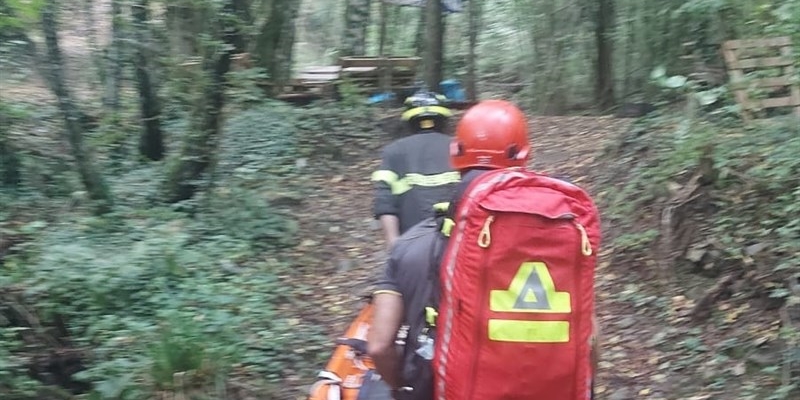 Intervento dei vigili del fuoco a Montepiano per soccorso in luogo impervio