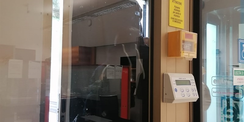 Londa, il Sindaco Cuoretti si chiude nella banca per protestare contro la sua chiusura: “Resto dentro o mi portano via o non esco”