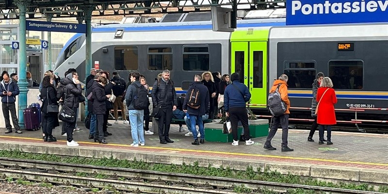 Treni, linea via Pontassieve. Pendolari di Valdisieve e Mugello esasperati, nasce un nuovo comitato: “C’è chi ha perso il lavoro per i continui ritardi”