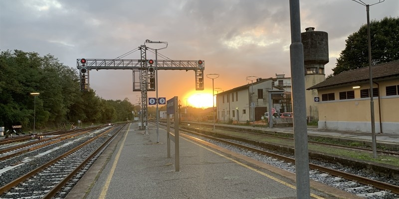 Una splendida alba incanta i viaggiatori alla stazione di Borgo San Lorenzo