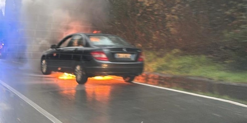 Auto in fiamme a Pratolino: Disagi sulla via Bolognese per i pendolari