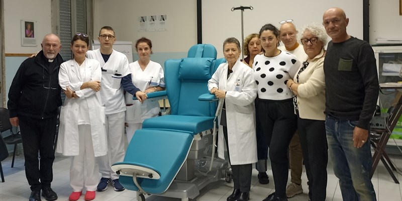 Una poltrona lettino per terapia in memoria di Samuele all’Oncologia dell’ospedale del Mugello: il dono della famiglia Curcio
