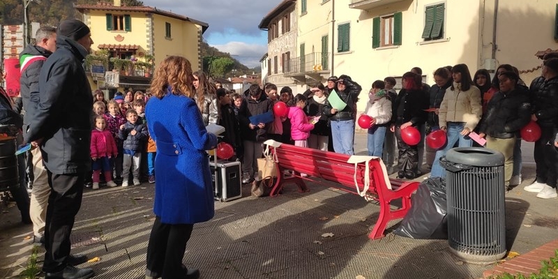 Violenza di genere, a Londa un’iniziativa organizzata dall’ICS Desiderio da Settignano: palloncini rossi e flash mob per dire “No alla violenza contro le donne”/ LE FOTO